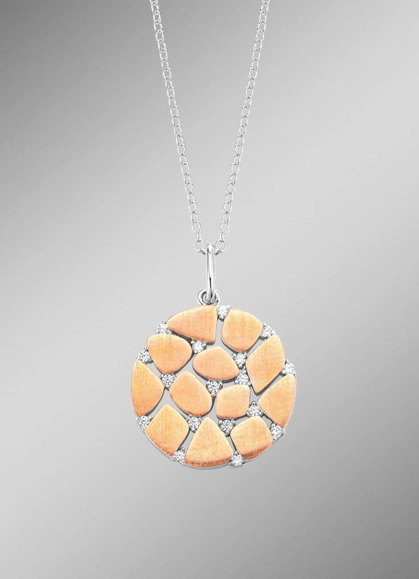Anhänger in Bicolor mit synth. Zirkonia und Ankerkette