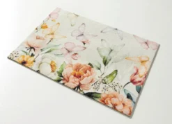 Ansprechende Fußmatte mit Blüten und Schmetterlinge