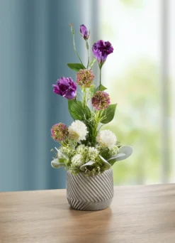 Arrangement mit Lysianthus- und Allium-Blumen in Zement-Topf
