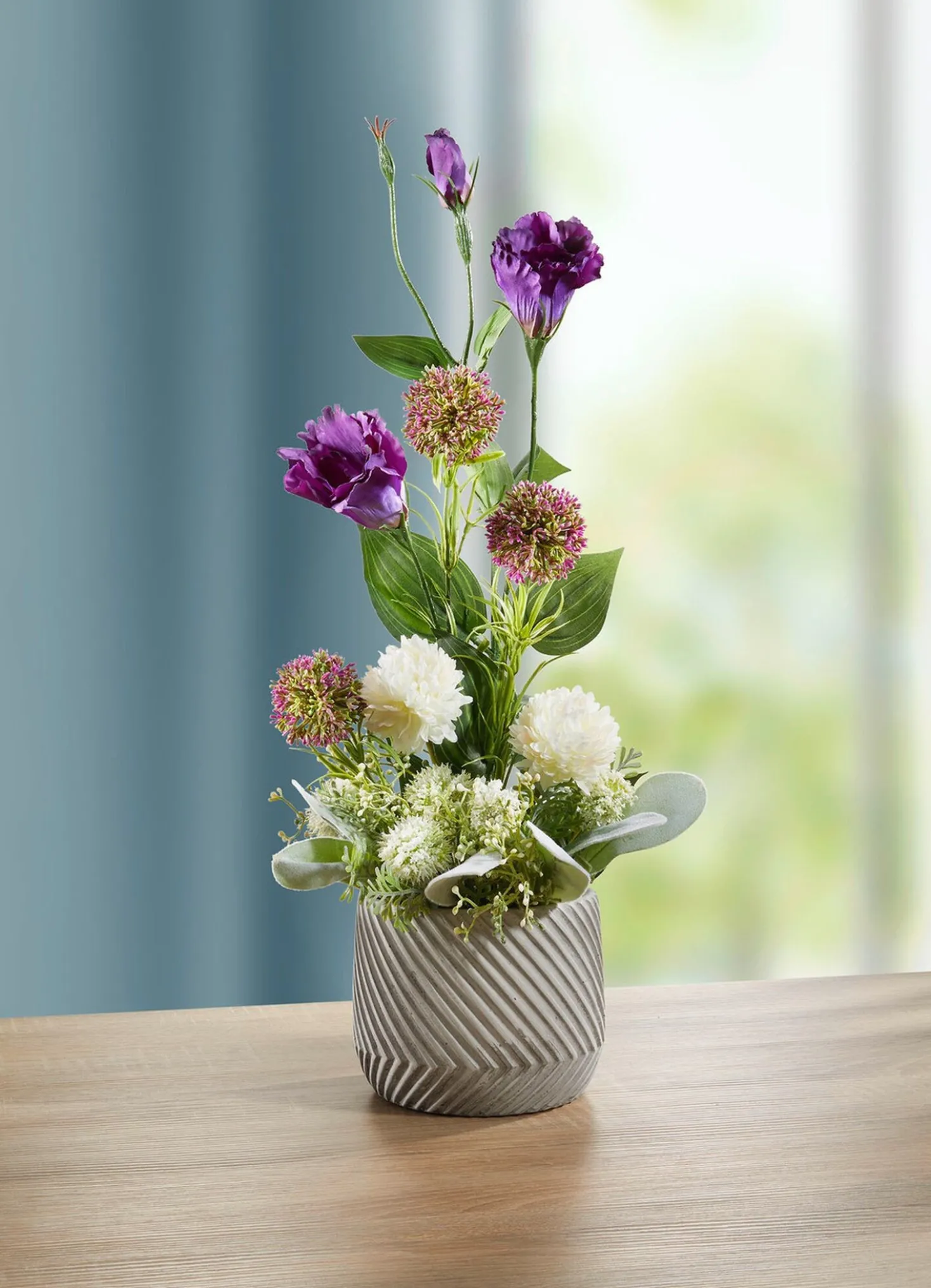 Arrangement mit Lysianthus- und Allium-Blumen in Zement-Topf