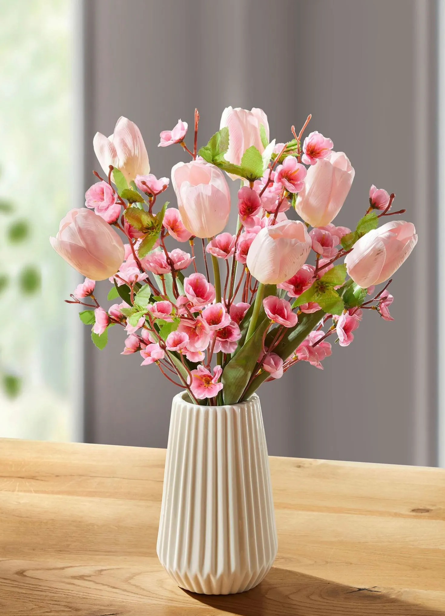 Arrangement mit Tulpen und Kirschblüten