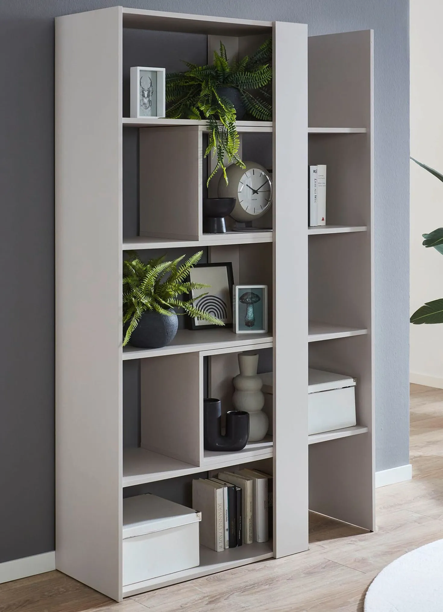 Ausziehbares Wandregal mit modernem Design