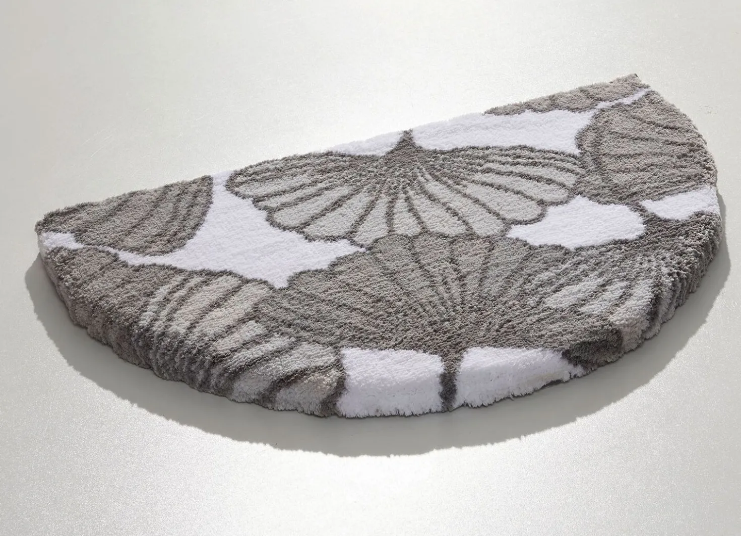 Badgarnitur mit Ginkgoblätter-Motiv