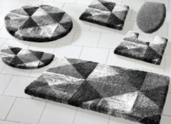 Badgarnitur von Grund mit geometrischem Dessin