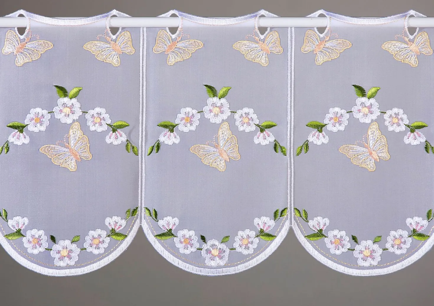 Bestickter Kurzstore mit Schmetterlings-Motiven