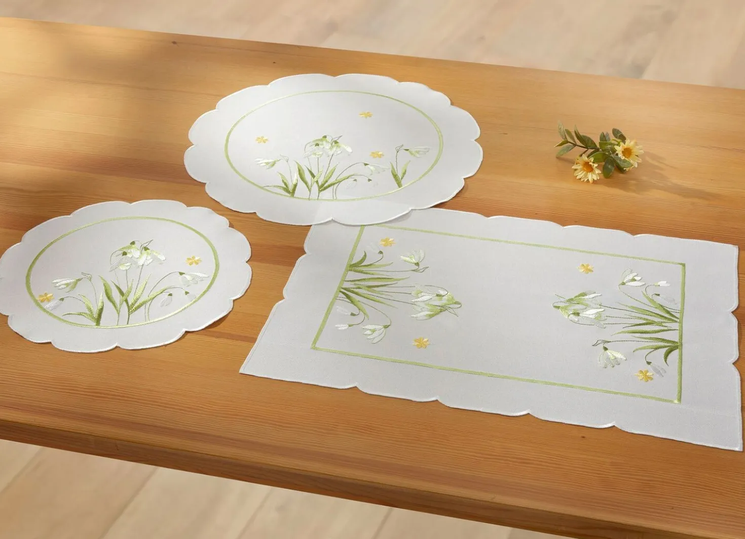 Bestickte Tisch- und Raumdekoration mit Schneeglöckchen-Dessin