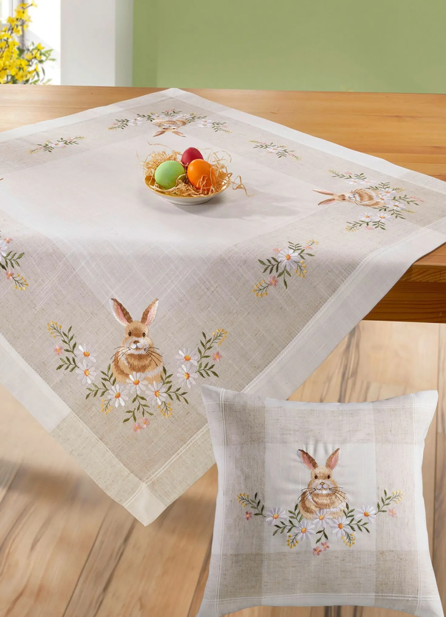 Bestickte Tisch- und Raumdekoration mit Osterhasen-Motiv
