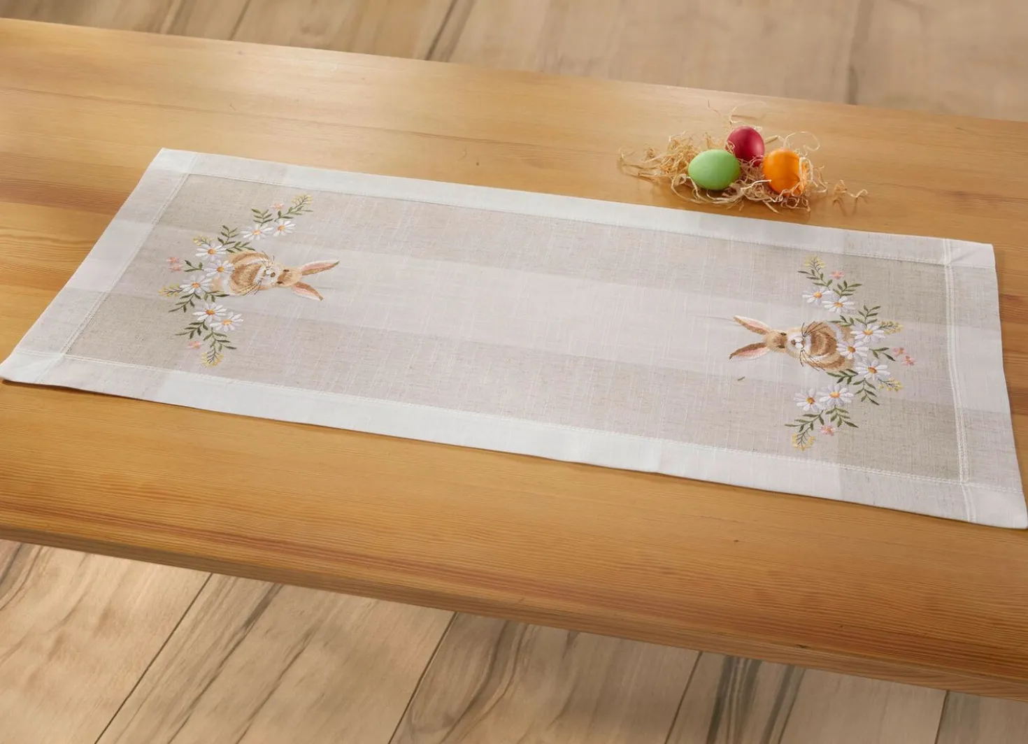 Bestickte Tisch- und Raumdekoration mit Osterhasen-Motiv