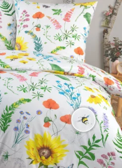 Bettwäsche-Garnitur mit Blumenwiesen-Motiv