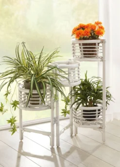 Blumenständer aus Rattangeflecht