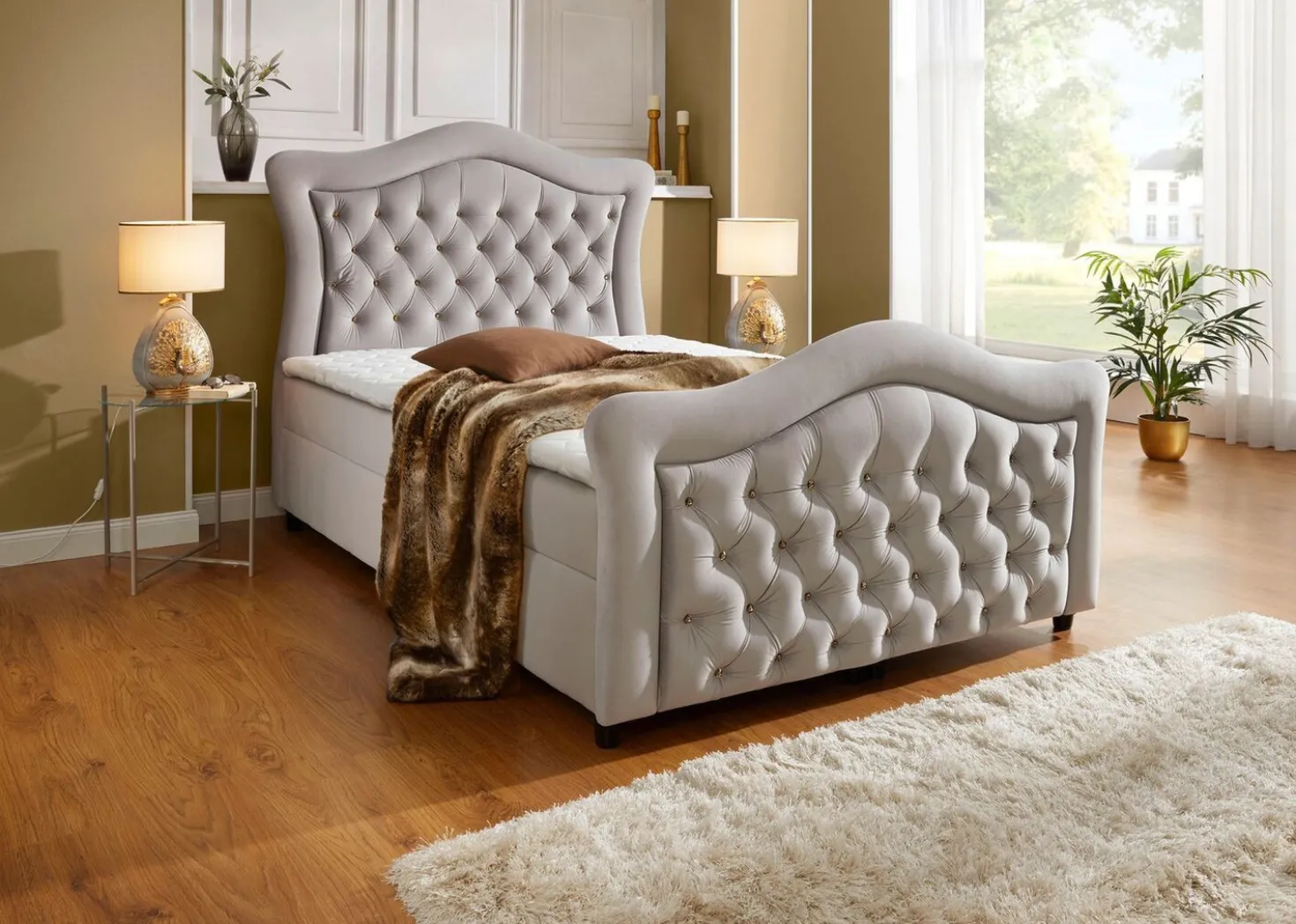 Boxspringbett mit gepolsterten Kopf- und Fußteil