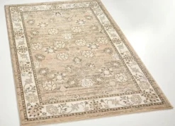 Brücken und Teppiche mit orientalischen Ranken- und Blütenmuster