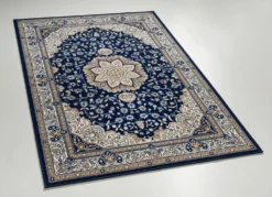 Brücken und Teppiche mit orientalischen Ranken- und Blütenmustern