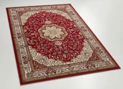 Brücken und Teppiche mit orientalischen Ranken- und Blütenmustern