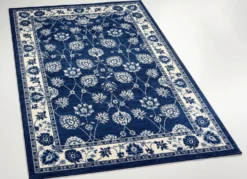 Brücken und Teppiche mit orientalischen Ranken- und Blütenmuster