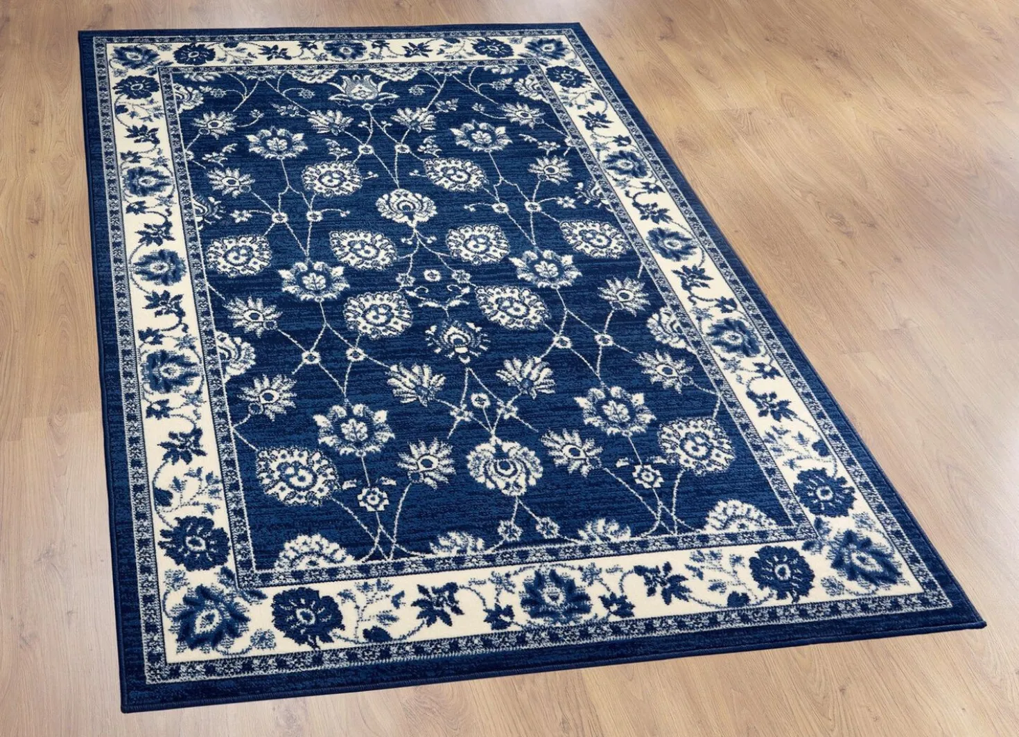 Brücken und Teppiche mit orientalischen Ranken- und Blütenmuster