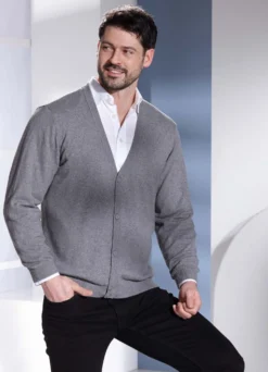Cardigan in durchgeknöpfter Form