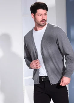Cardigan in durchgeknöpfter Form