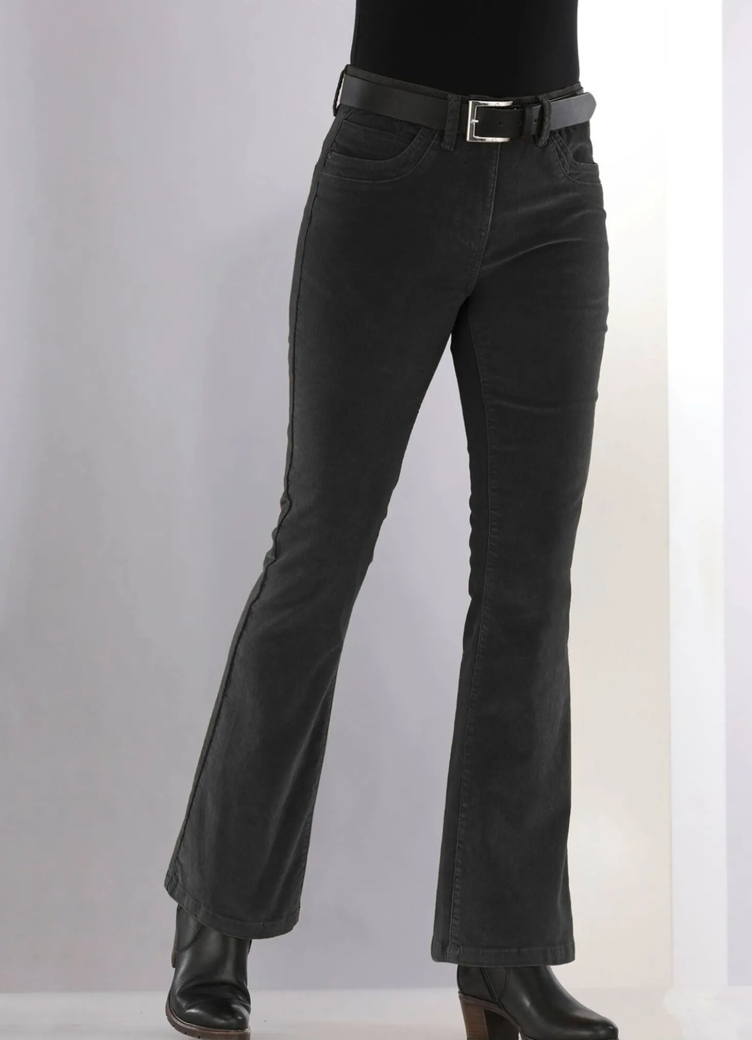 Cordhose in trendiger Bootcut-Form