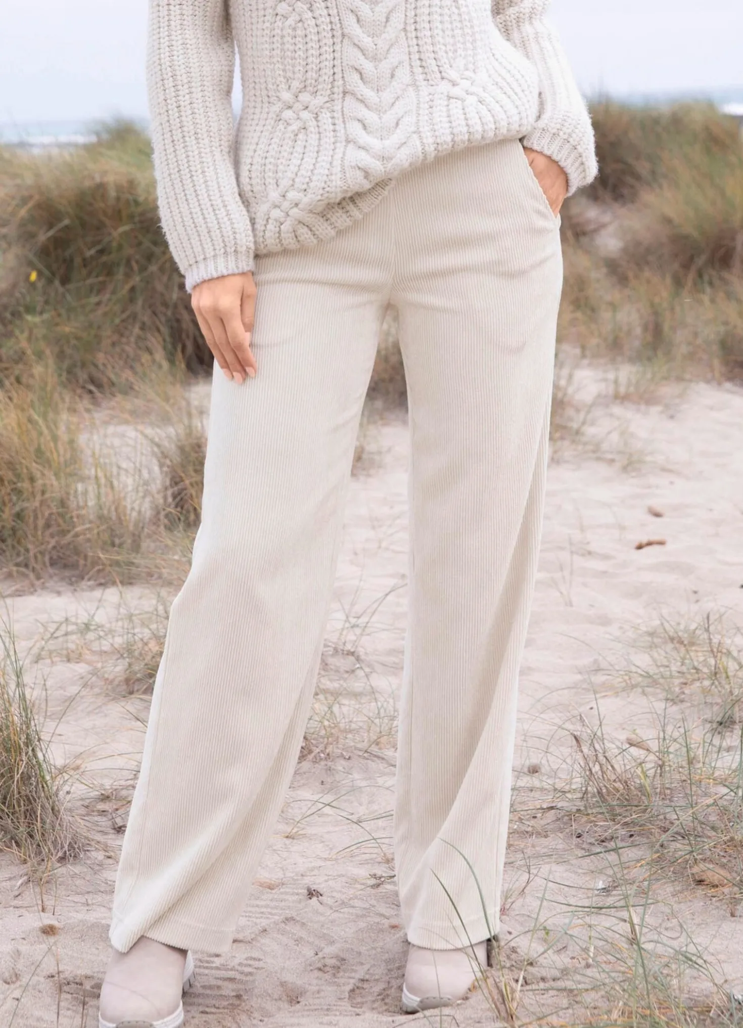 Cordhose mit modisch weitem Beinverlauf