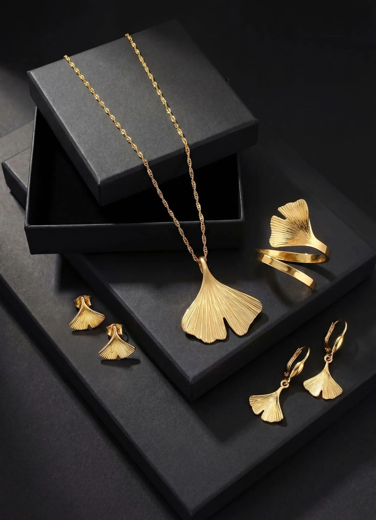 Damenring mit Ginkgo-Blatt-Motiv