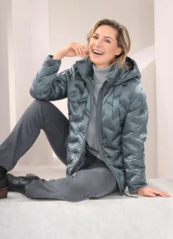 Daunenjacke mit abnehmbarer Kapuze