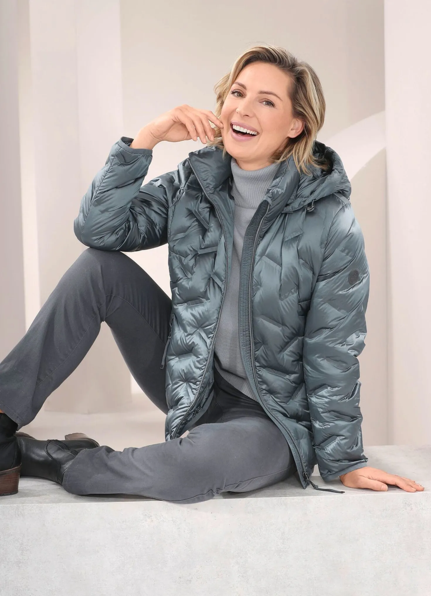 Daunenjacke mit abnehmbarer Kapuze