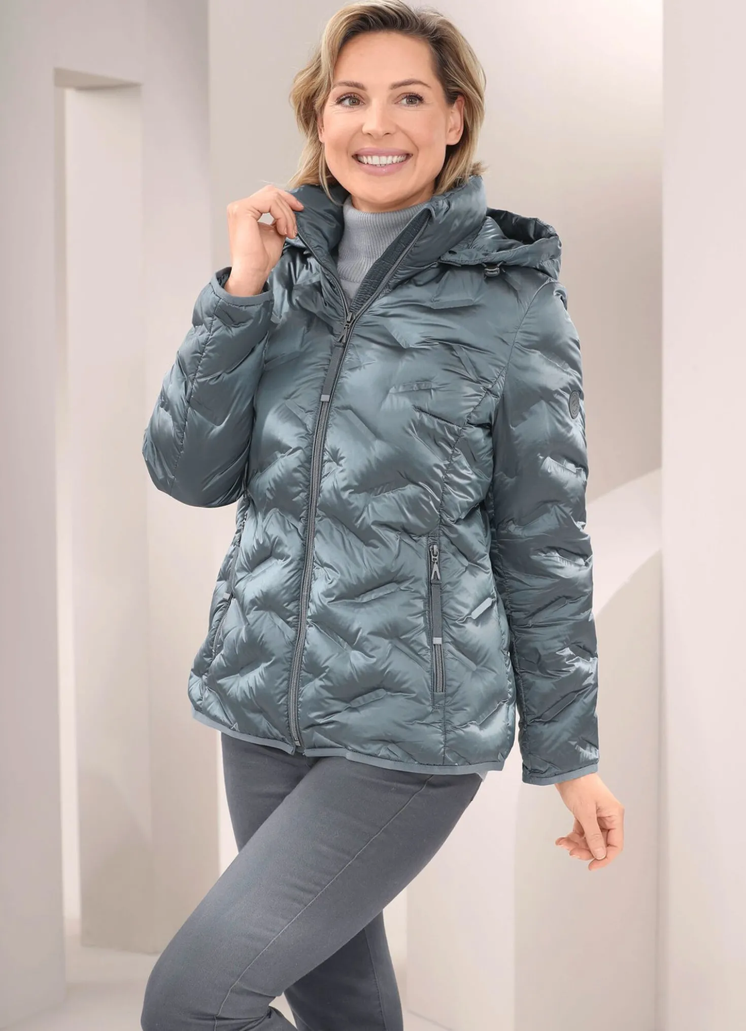 Daunenjacke mit abnehmbarer Kapuze