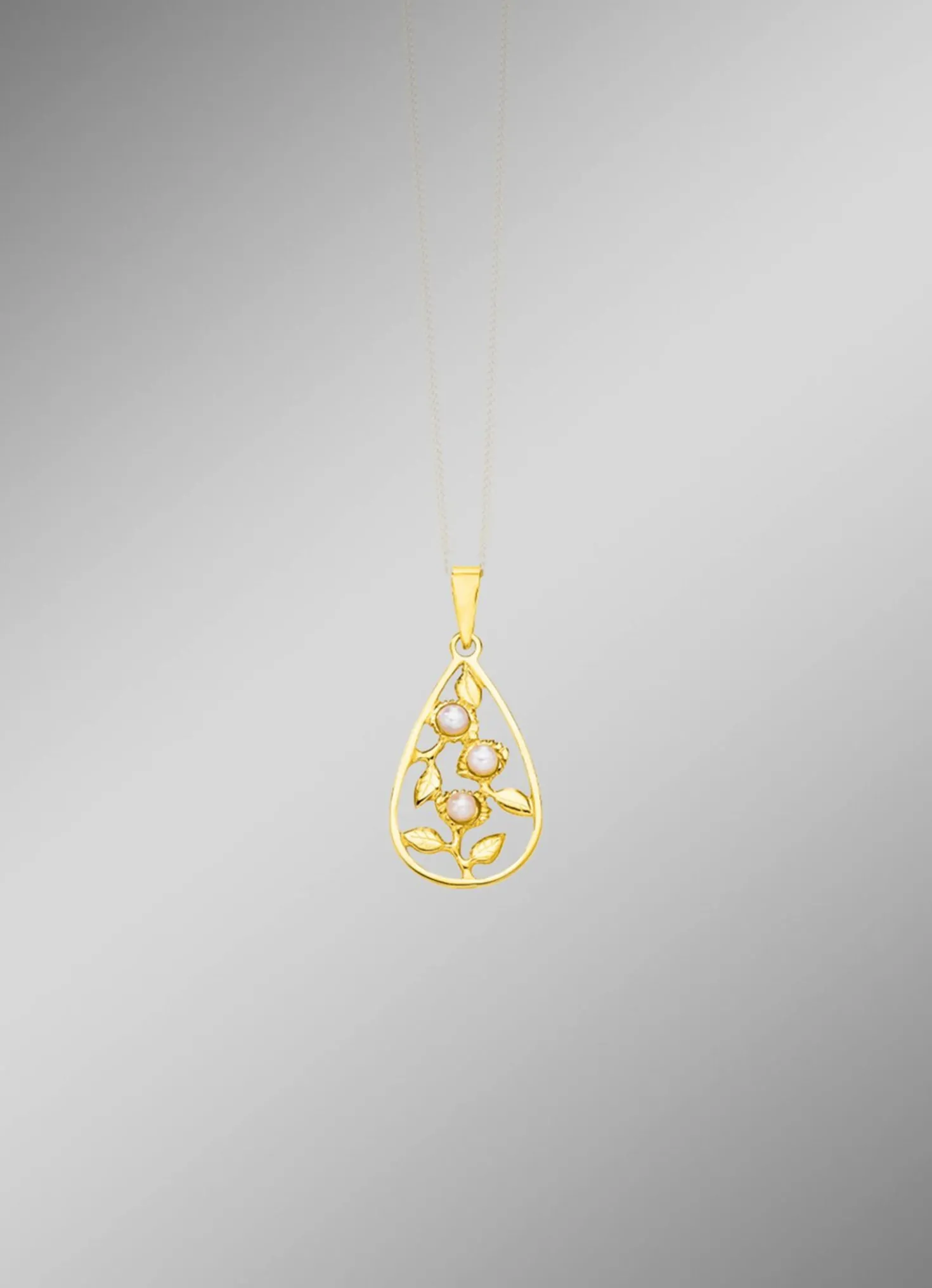 Eleganter Anhänger im Blumendesign mit Süßwasser-Zuchtperlen
