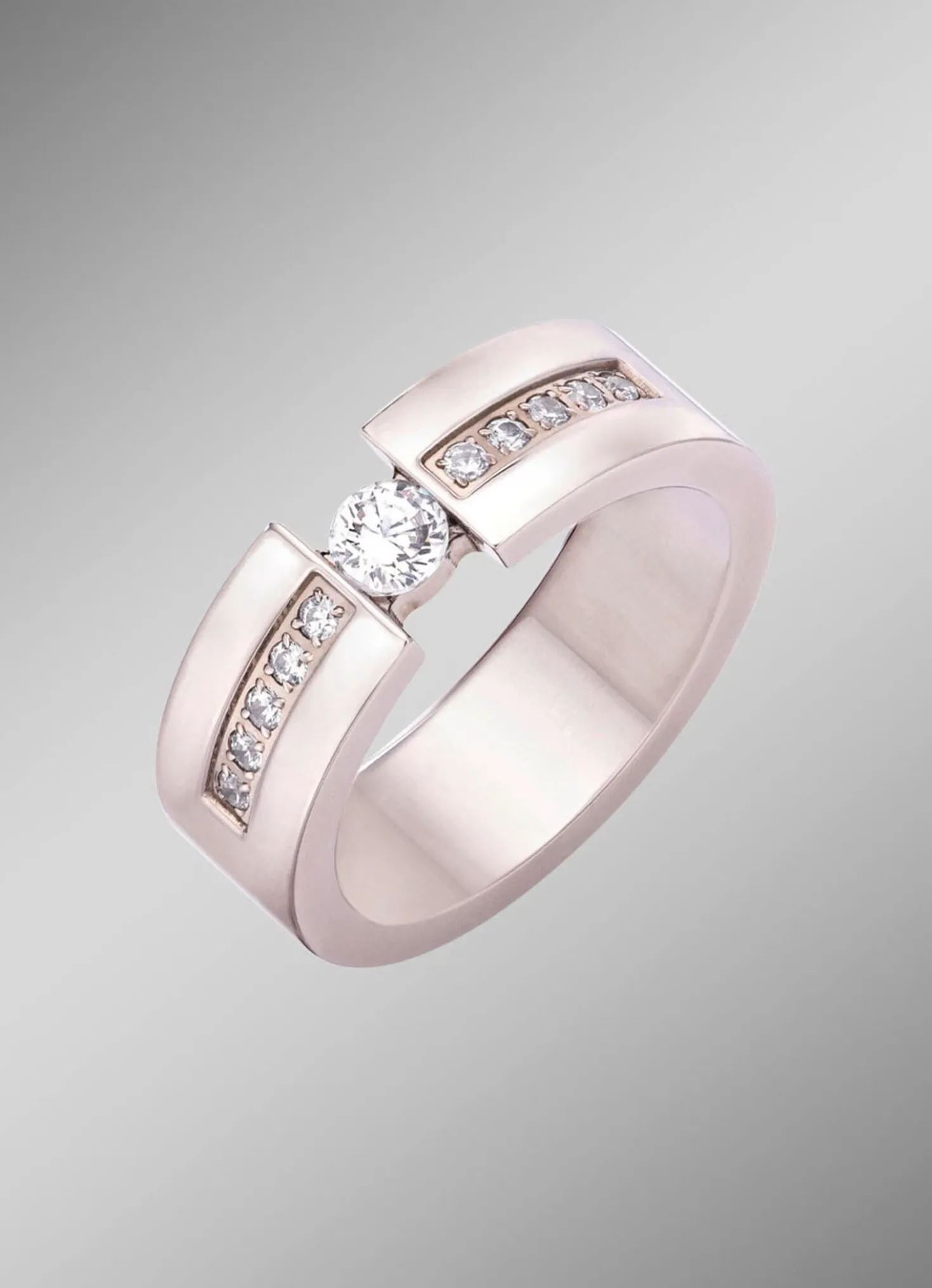 Eleganter Damenring mit synth. Zirkonia