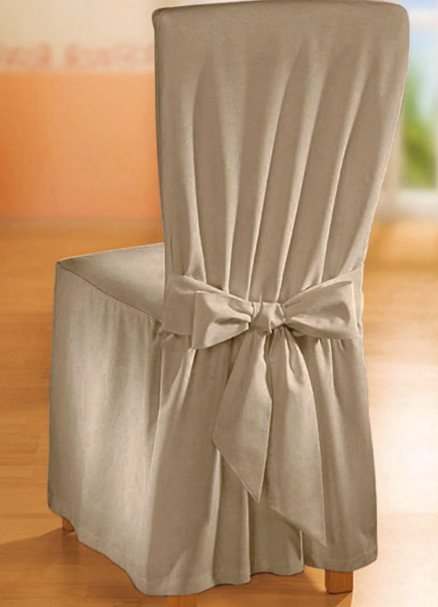 Elegante Stuhlhusse mit Bindebändern