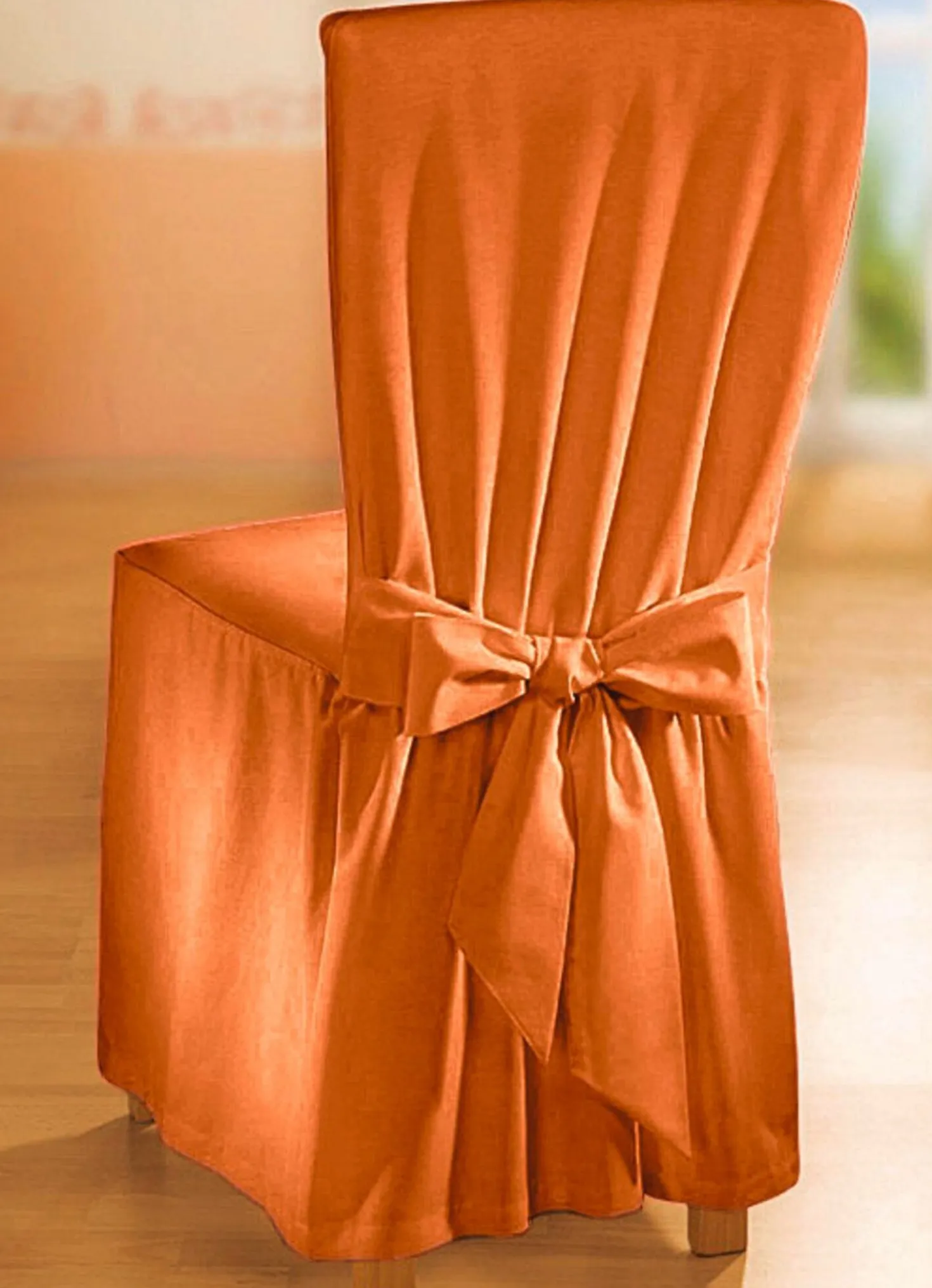Elegante Stuhlhusse mit Bindebändern