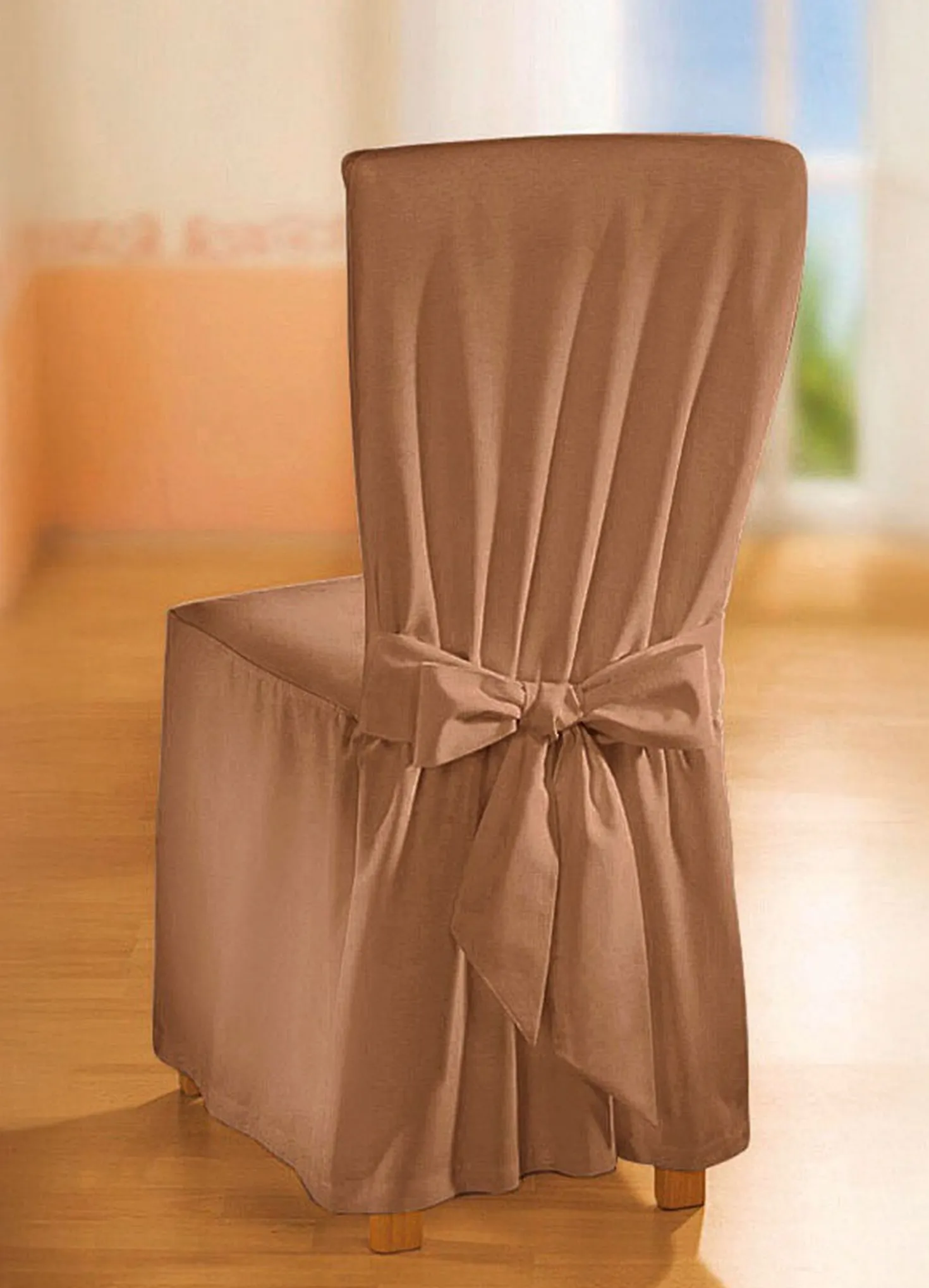 Elegante Stuhlhusse mit Bindebändern