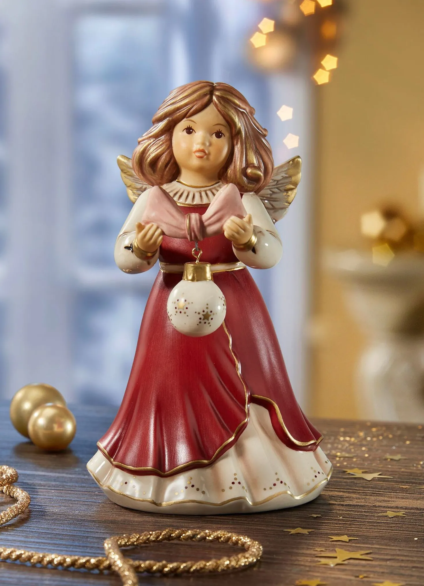 Engel mit Weihnachtsbaumkugel