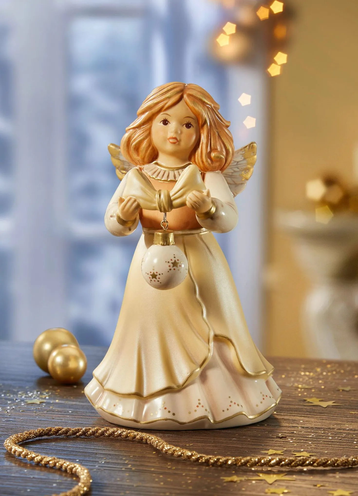 Engel mit Weihnachtsbaumkugel