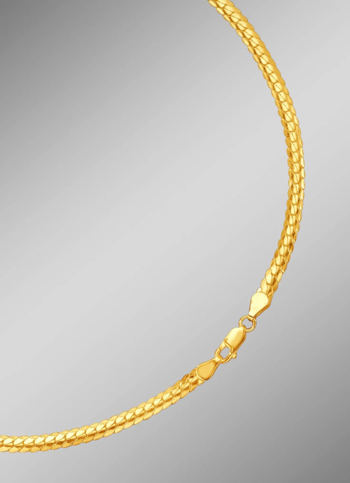 Enge und flache Panzerkette oder -armband aus Gold