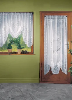 Fensterdekoration mit Stangendurchzug