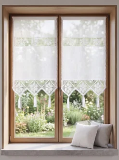 Fenster- und Türbehang mit Häkeleinsätzen