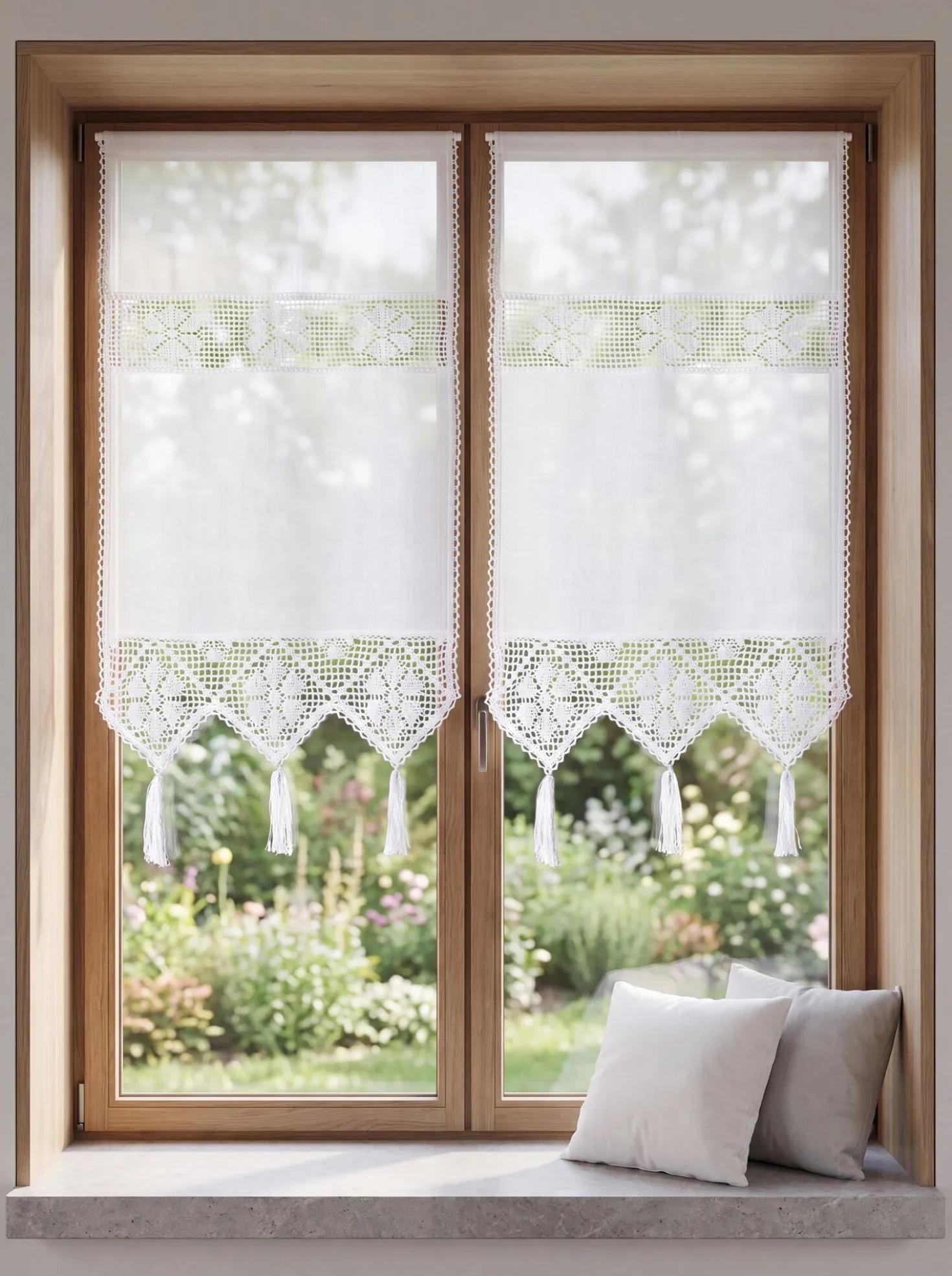 Fenster- und Türbehang mit Häkeleinsätzen