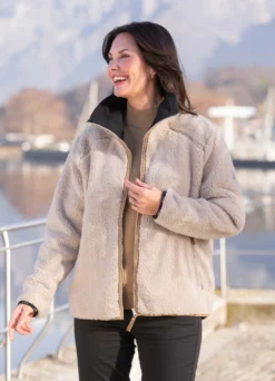 Fleecejacke mit hoch schließbarem Stehkragen