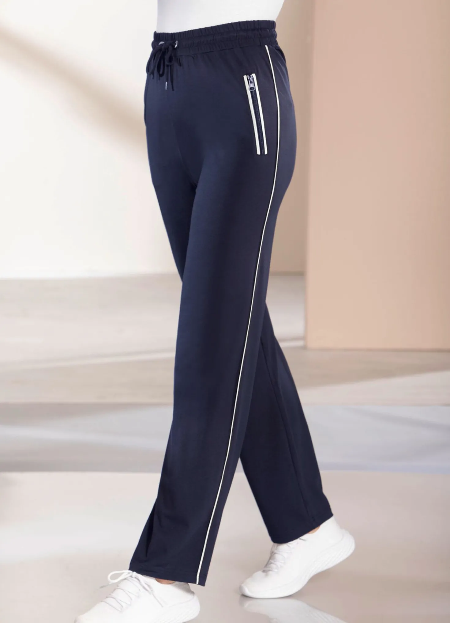 Freizeithose mit Kontrastpaspel