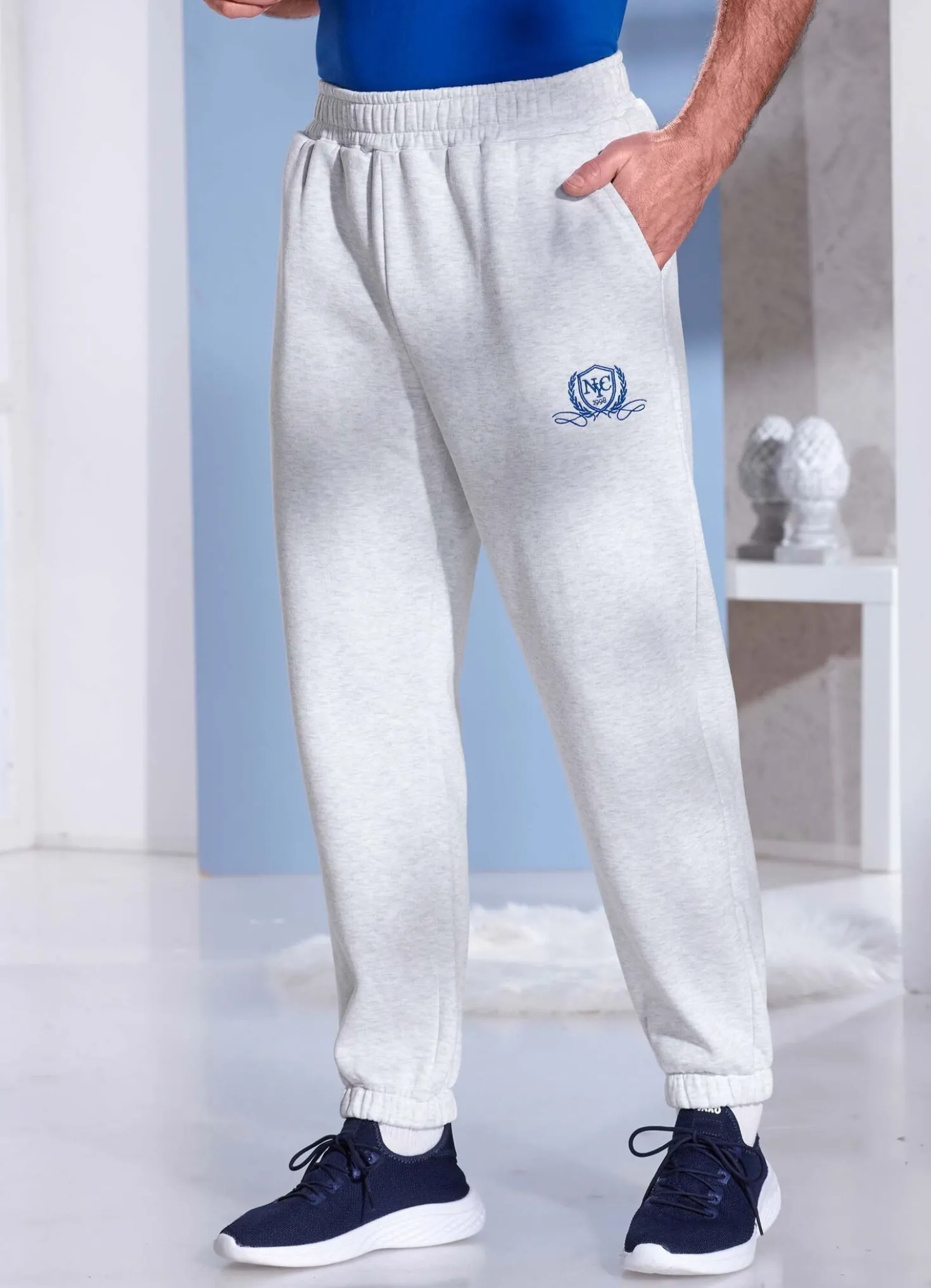 Freizeithose mit Stickerei