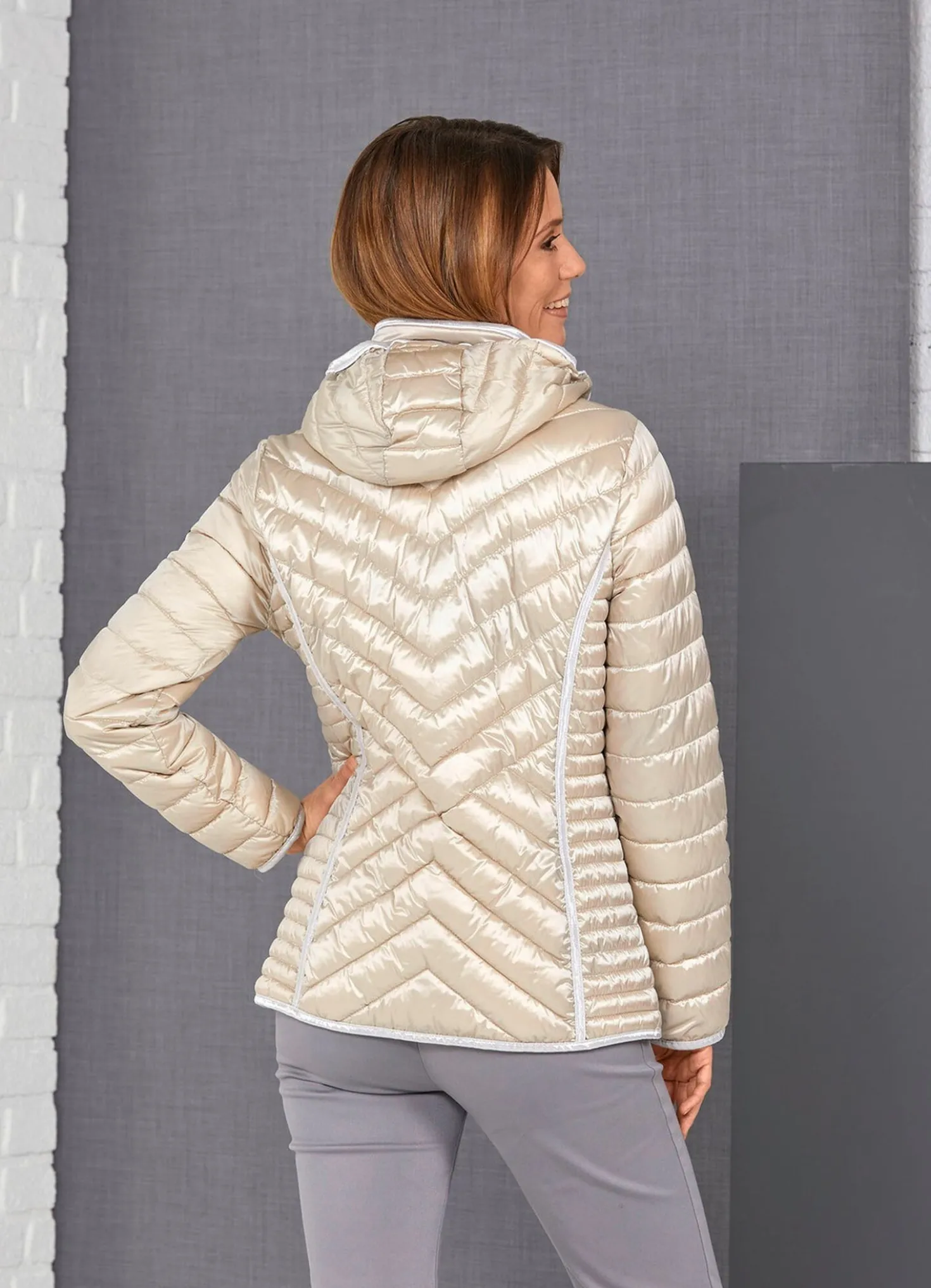 Funktionsjacke mit abnehmbarer Kapuze