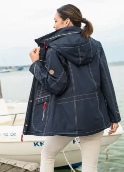 Funktionsjacke mit abnehmbarer Kapuze