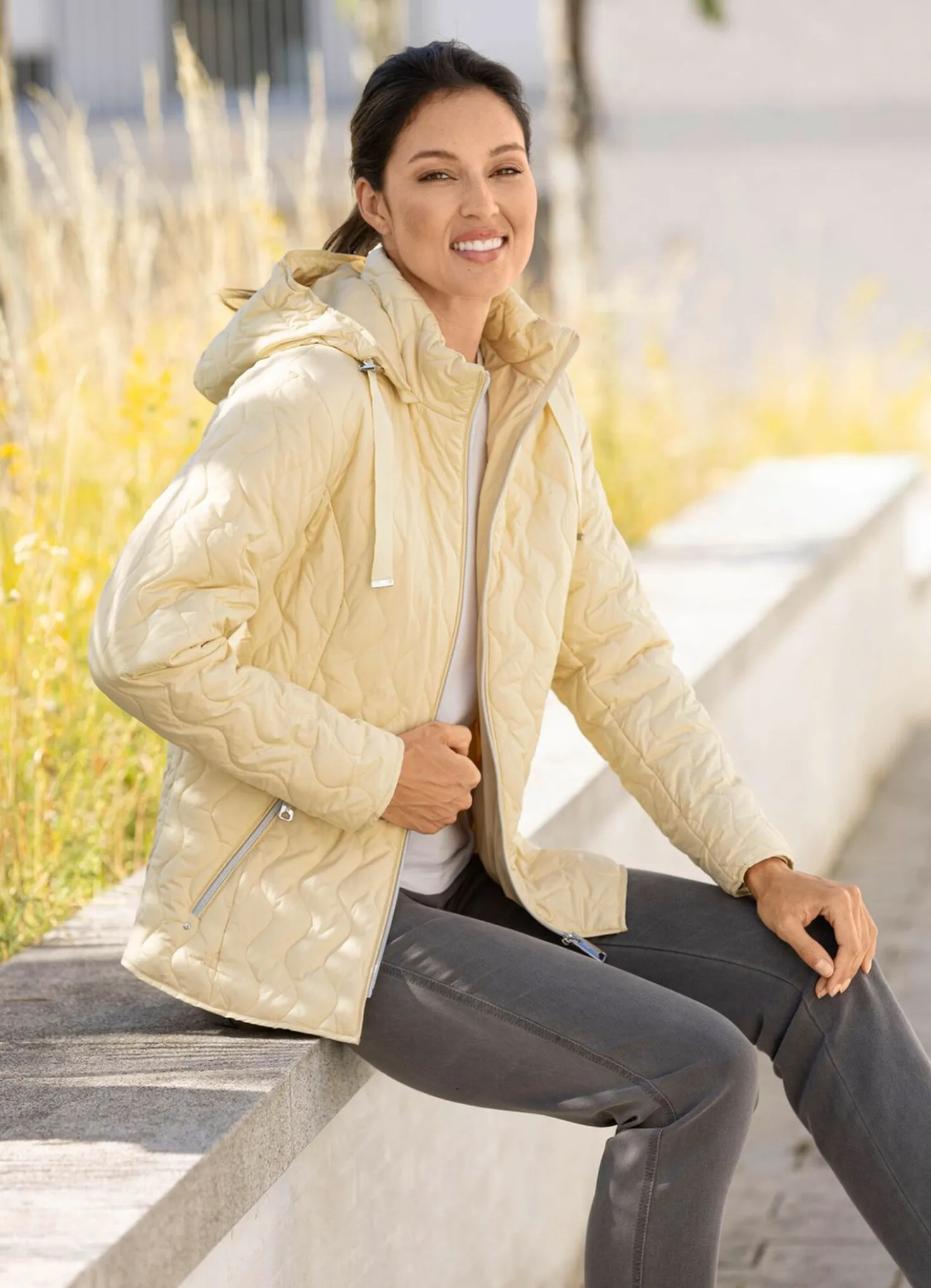Funktionsjacke mit abnehmbarer Kapuze
