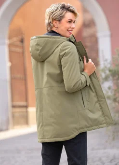 Funktionsjacke mit Belüftungsösen unter den Armen