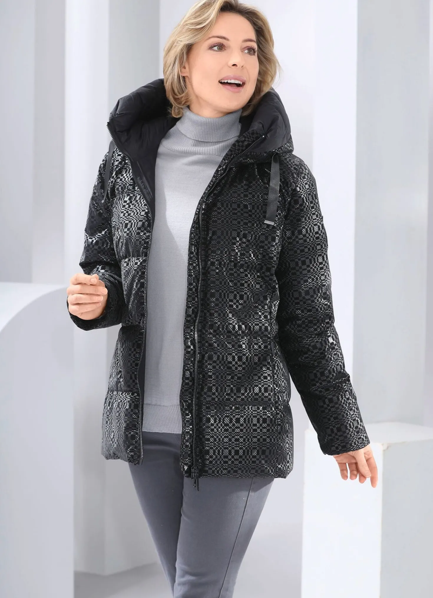 Funktionsjacke mit fester Kapuze