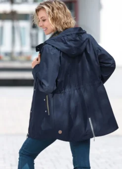 Funktionsjacke mit kleinem Regenschild an der abnehmbaren Kapuze