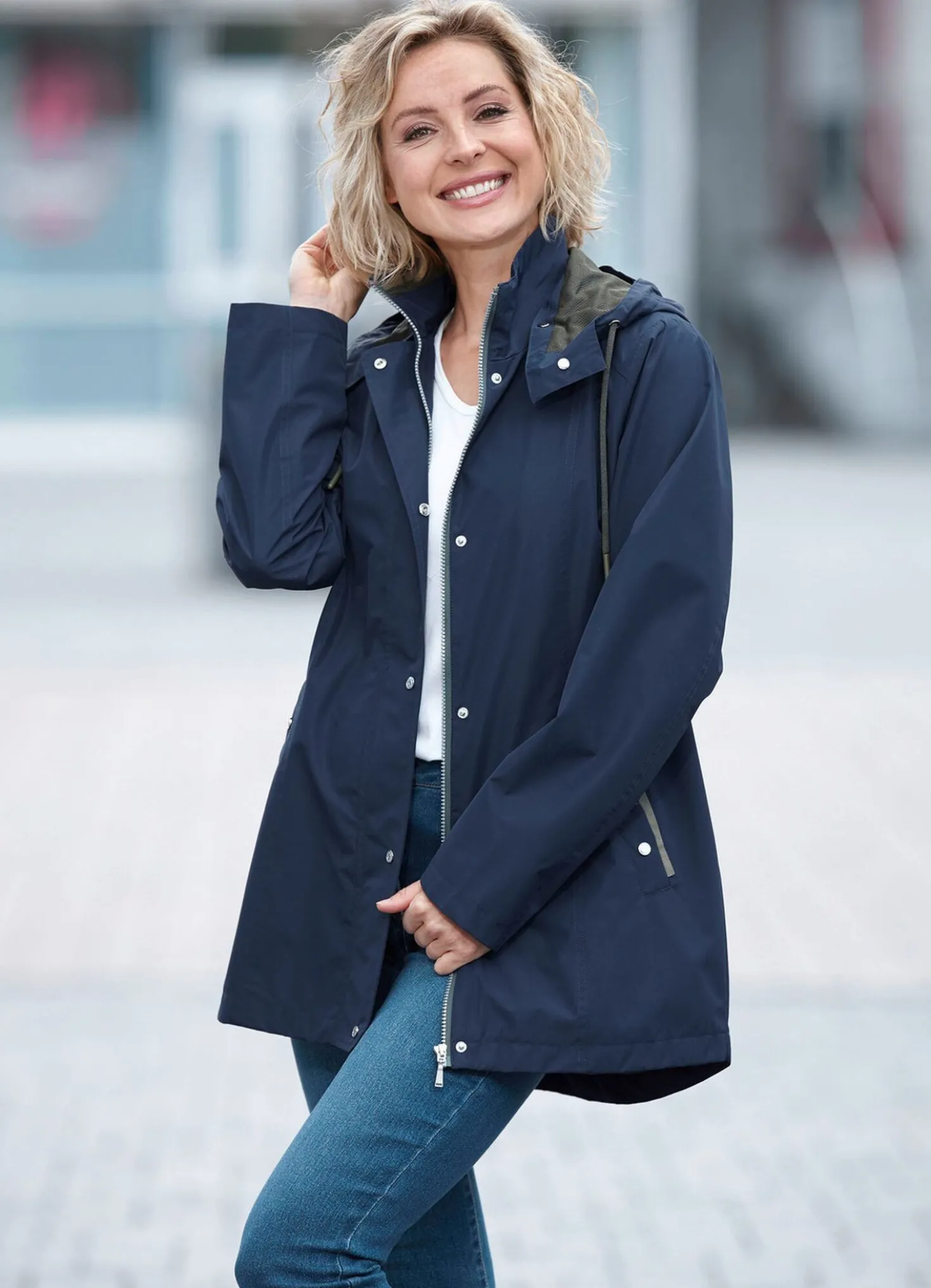Funktionsjacke mit kleinem Regenschild an der abnehmbaren Kapuze