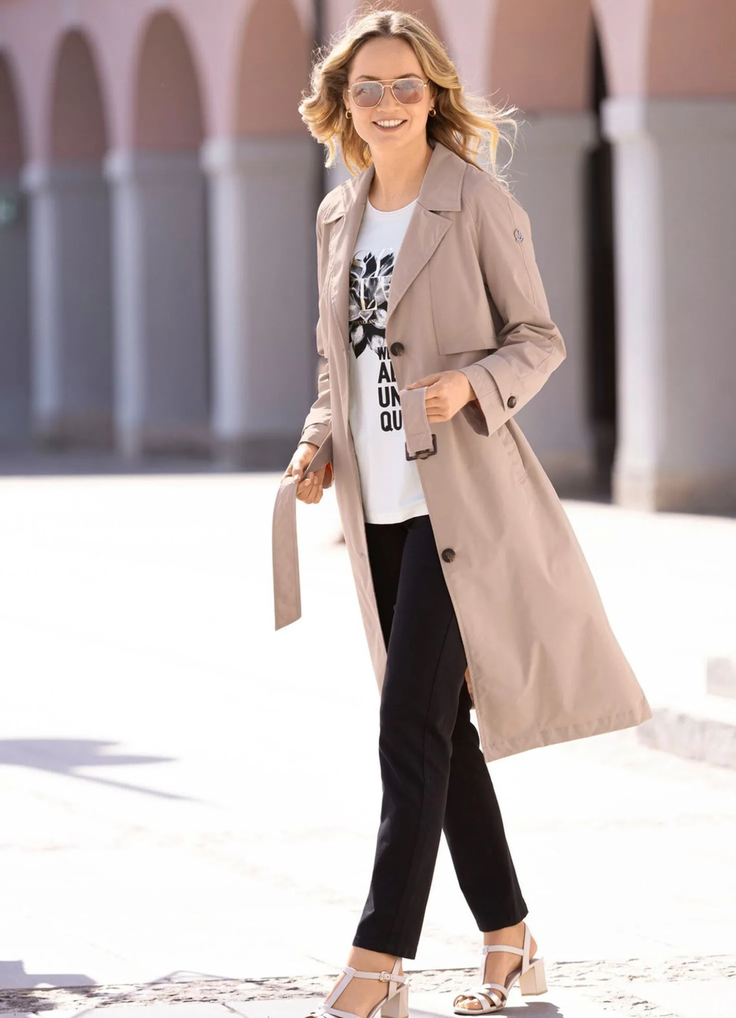 Funktions-Trenchcoat mit Gürtel.